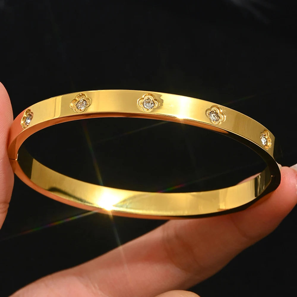 Stainless steel gold four-leaf clover nail bracelet, elegant, suitable for women's daily wear