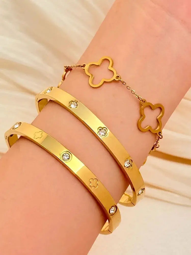 Stainless steel gold four-leaf clover nail bracelet, elegant, suitable for women's daily wear