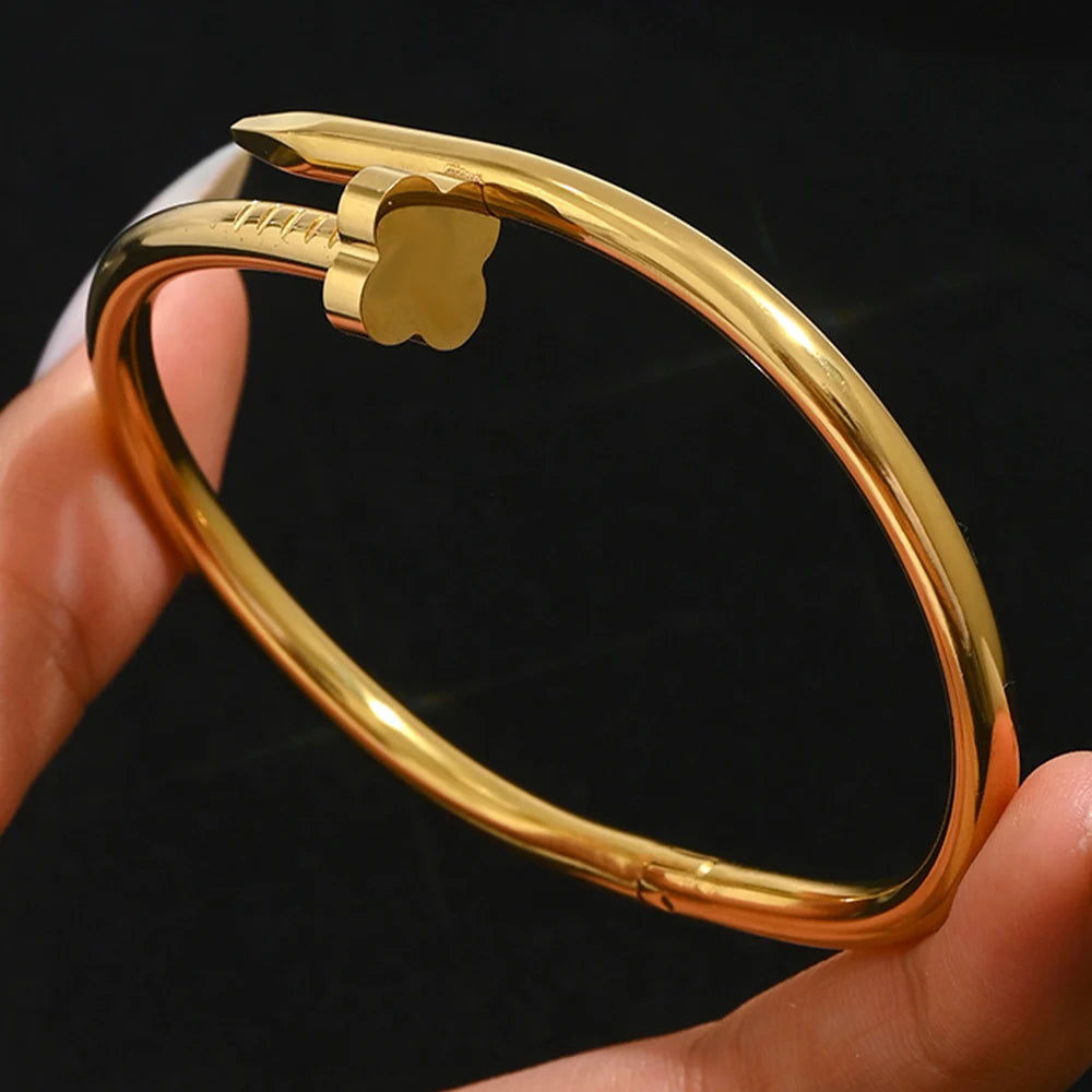 Stainless steel gold four-leaf clover nail bracelet, elegant, suitable for women's daily wear