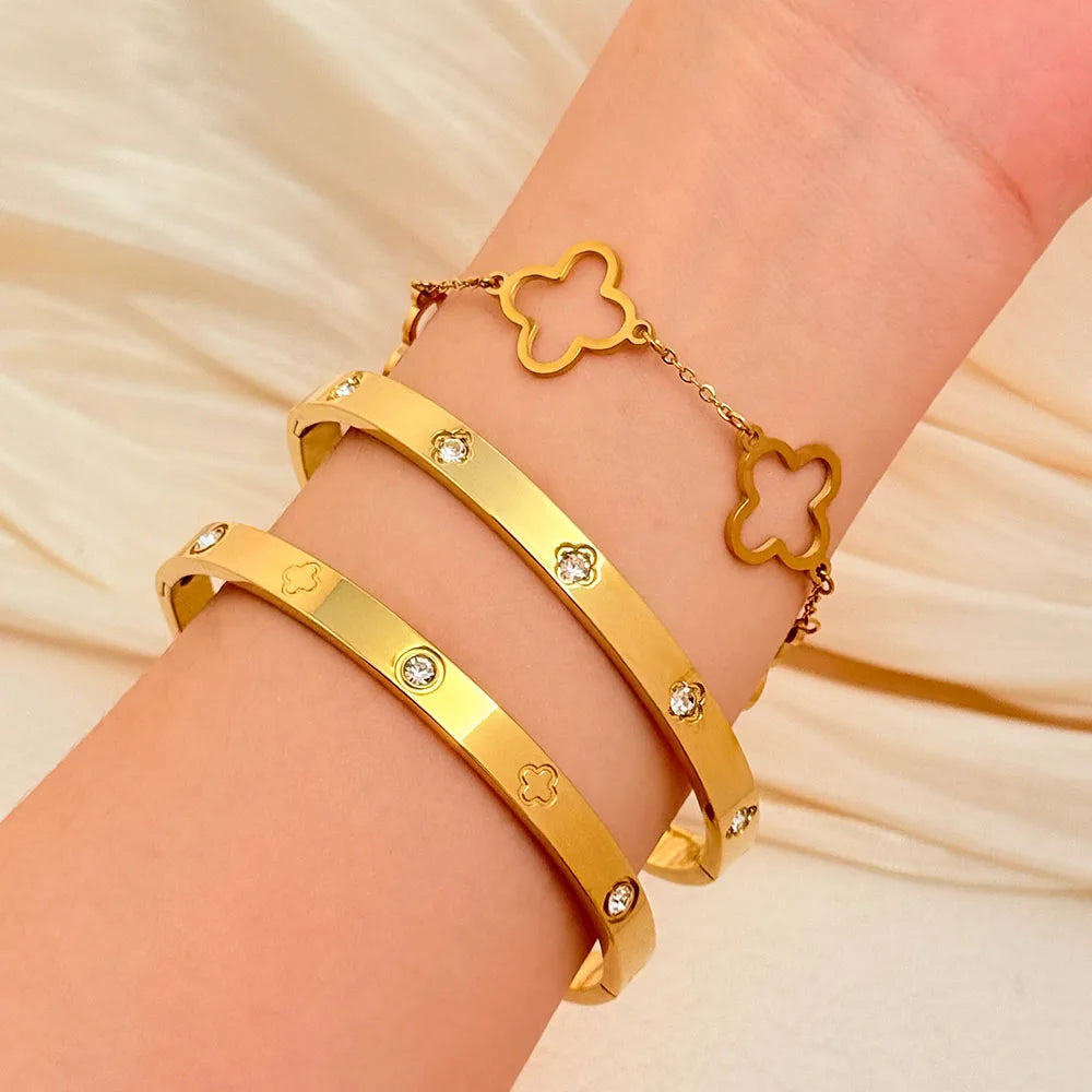 Stainless steel gold four-leaf clover nail bracelet, elegant, suitable for women's daily wear