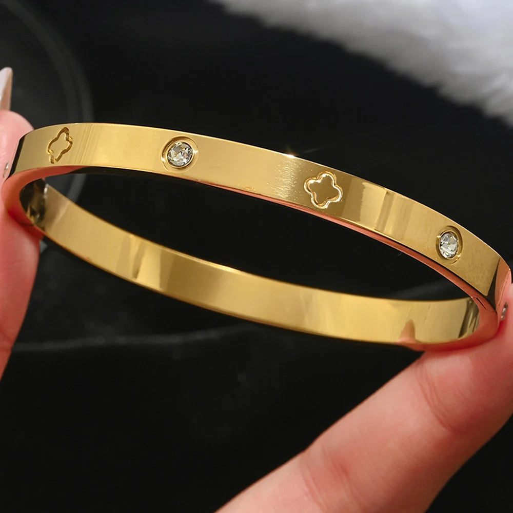 Stainless steel gold four-leaf clover nail bracelet, elegant, suitable for women's daily wear